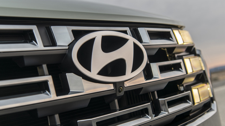 Крупный план значка Hyundai на решетке Hyundai Santa Cruz 2026 года выпуска.
