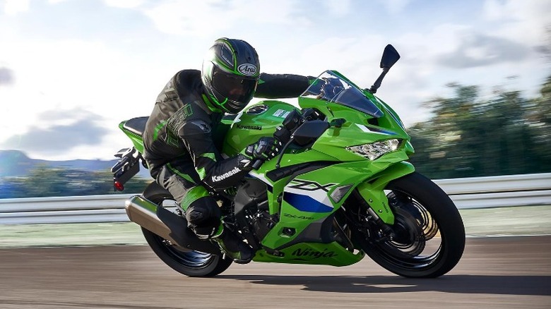 Гонщик включает Kawasaki ZX4R