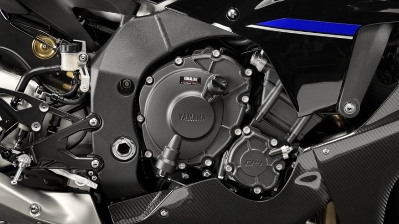 Двигатель YZF-R1M крупным планом.