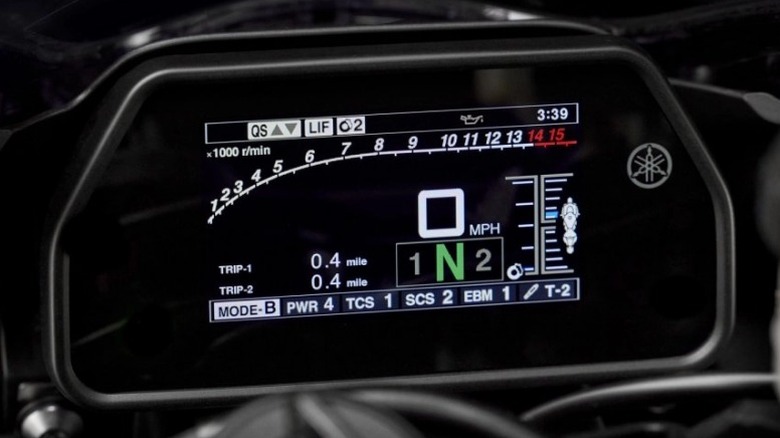 Приборная панель YZF-R1M крупным планом.