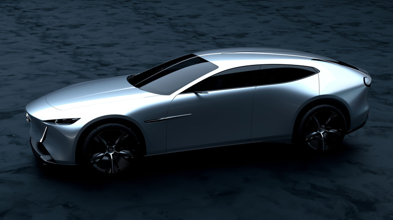 Вид сбоку серебристого Mazda Vision RX-Coupe Concept.