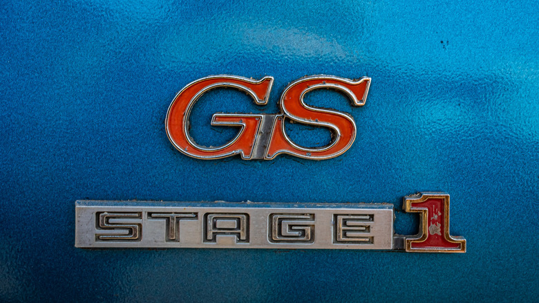 Крупным планом красная эмблема Buick GS на синем Buick GS Stage 1 1970-х годов.