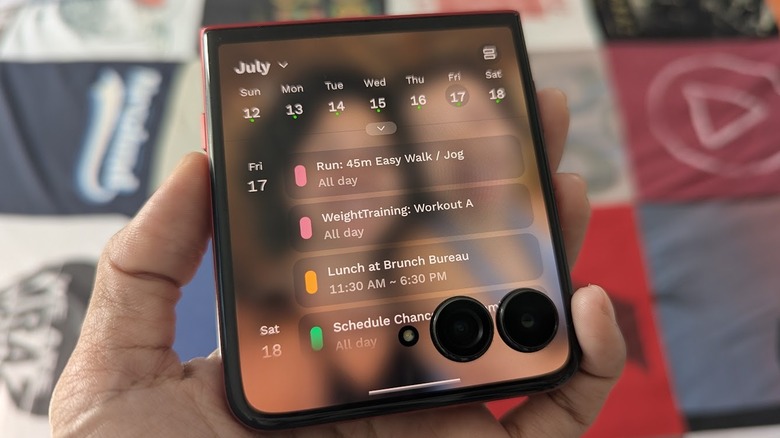 Внешний дисплей Motorola Razr Ultra 2025 с приложением календаря