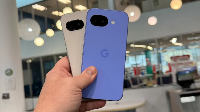 Человек, держащий Pixel 9a и Pixel 10a
