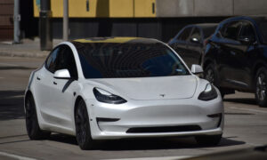 Экс-менеджер Tesla назвал испытания беспилотных автомобилей «очень опасными» в новом иске