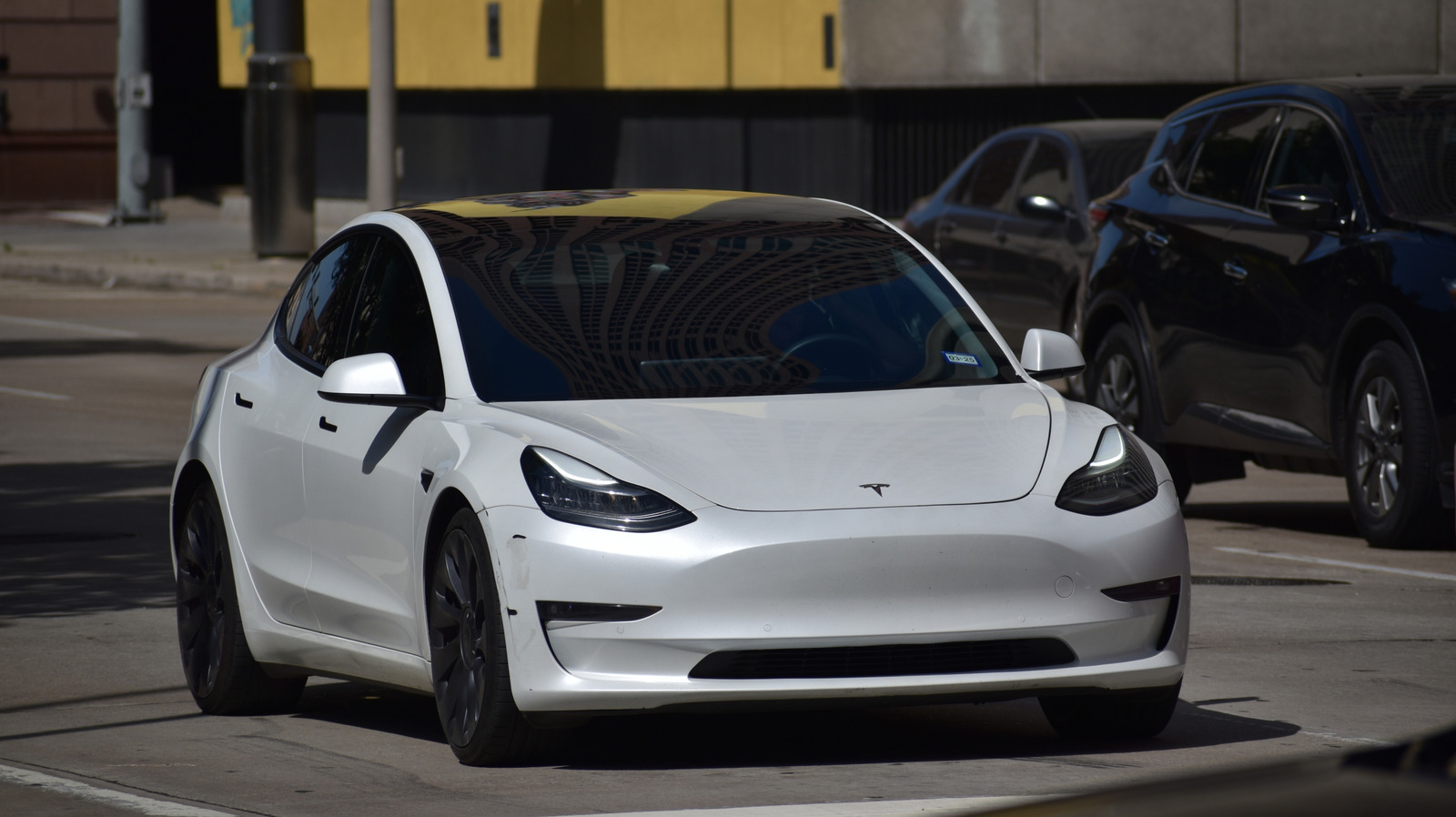 Экс-менеджер Tesla назвал испытания беспилотных автомобилей «очень опасными» в новом иске