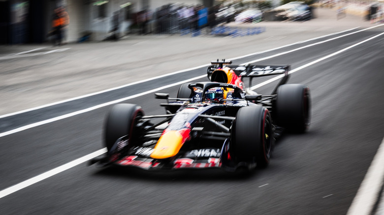 Автомобиль F1 едет по пит-лейну