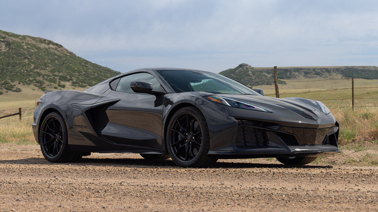 Chevrolet Corvette Grand Sport X 2027 года, передняя часть в три четверти