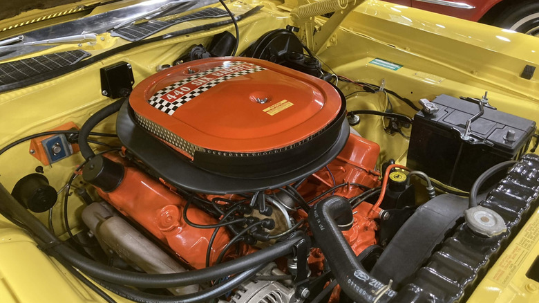 Двигатель 440 Six-Pack в Plymouth Super Bee, вид спереди справа