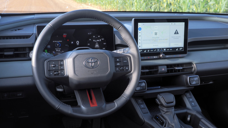 Подключаемая гибридная приборная панель Toyota RAV4 2026 года