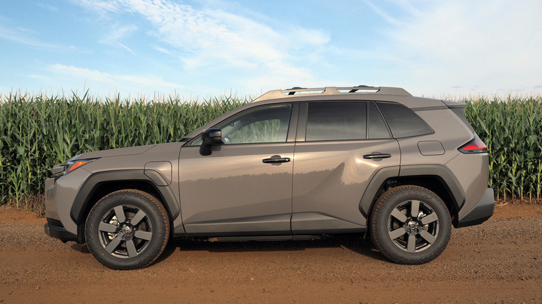 Подключаемый гибрид Toyota RAV4 2026 года в профиль