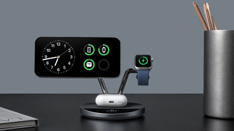 Беспроводная зарядная станция Anker Prime: iPhone, Apple Watch и чехол для AirPods заряжаются.