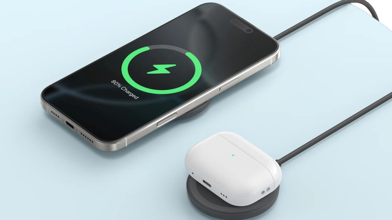 iPhone и чехол AirPod заряжаются с помощью магнитного беспроводного зарядного устройства Anker Zolo.