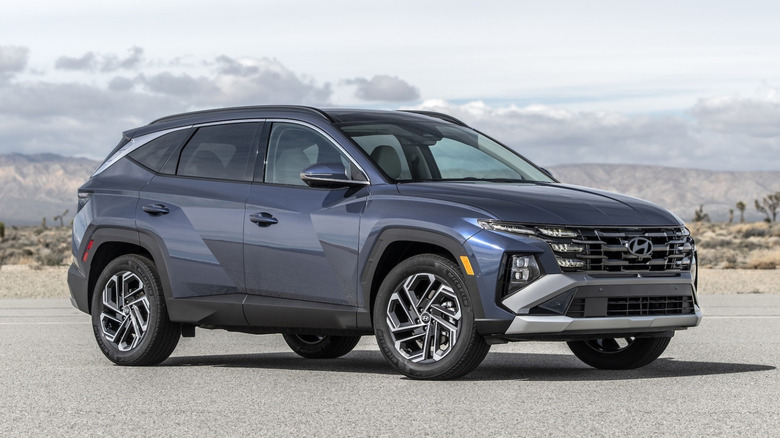 Синий Hyundai Tucson припаркован на дороге в бесплодной пустыне