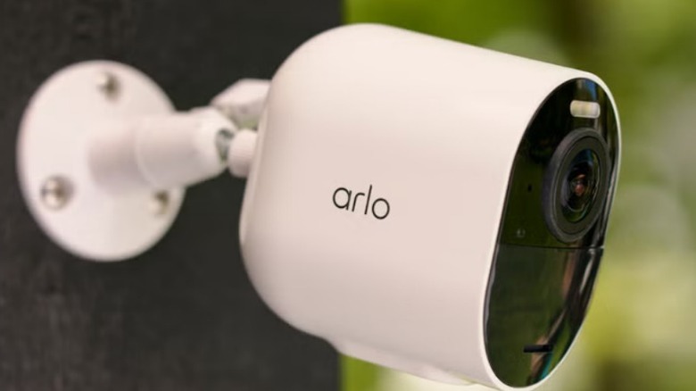 Камера Arlo Ultra на стене