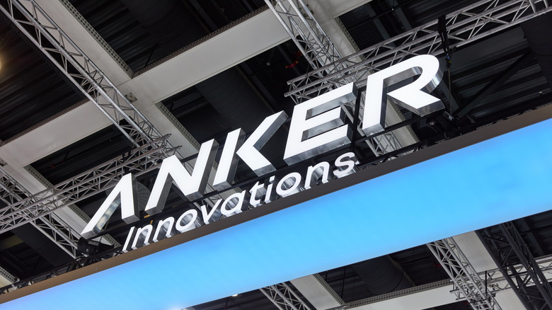 Крупный план здания Anker Innovations с логотипом компании.