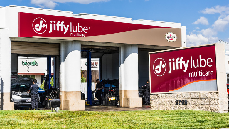 Крупным планом вид на локацию Jiffy Lube в Санта-Кларе, Калифорния.