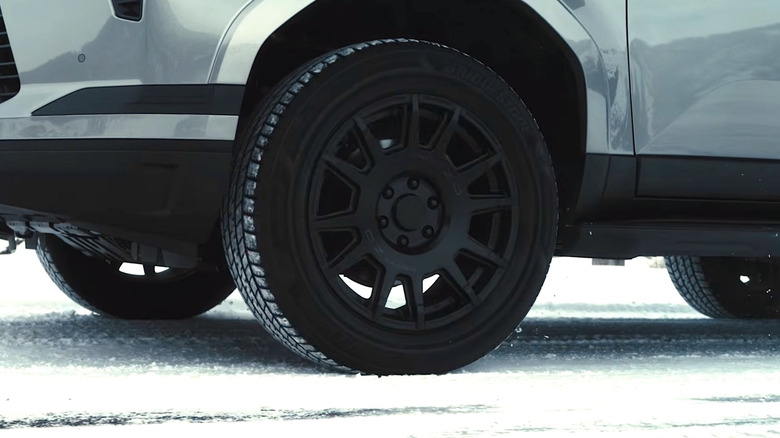 Внедорожник с шинами Bridgestone UltraWeather едет по заснеженной дороге