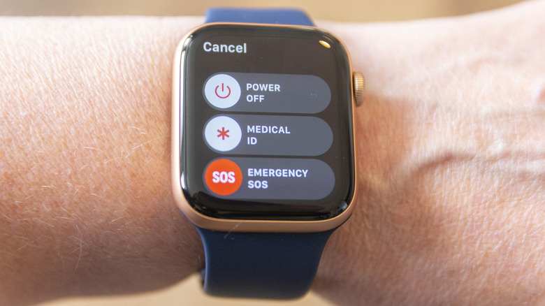 человек, носящий Apple Watch Series 6 с синим ремешком, на экране которого отображается меню питания