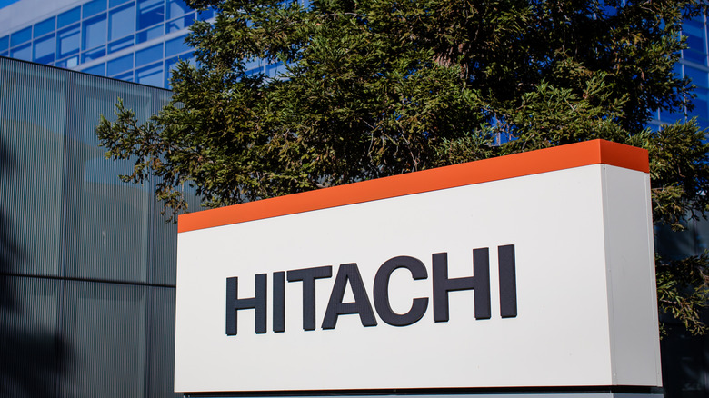 Логотип Hitachi на дисплее
