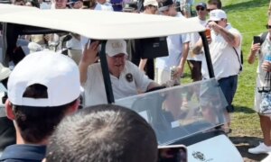 Президент Трамп приветствовал во время турнира LIV Golf в своем клубе в Бедминстере