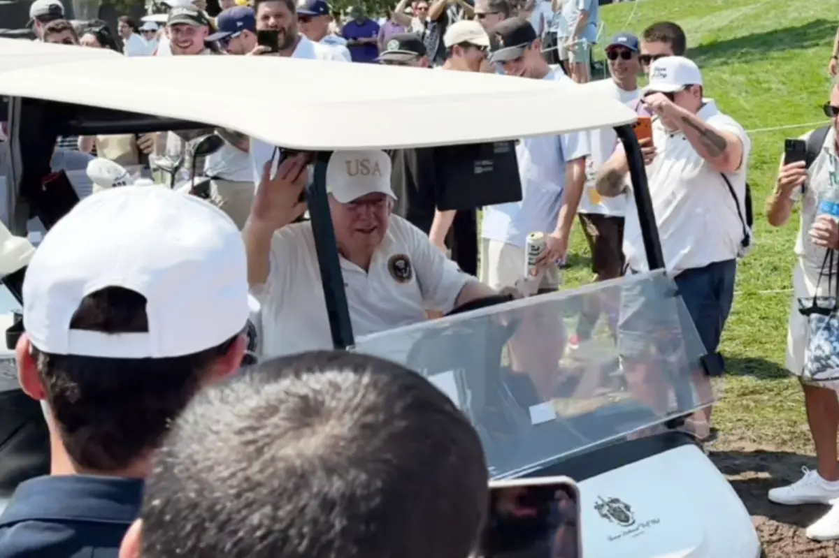 Президент Трамп приветствовал во время турнира LIV Golf в своем клубе в Бедминстере
