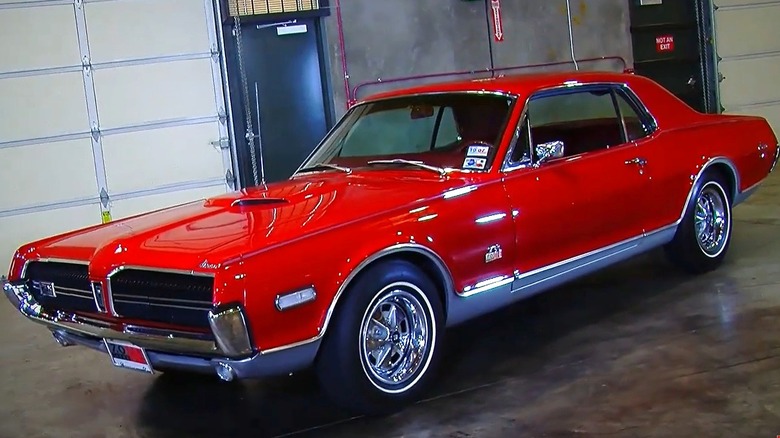 Красный Mercury Cougar GT-E 1968 года с жесткой крышей и широкими шинами с белыми бортами.