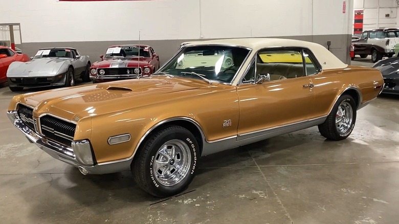 Коричневый Mercury Cougar GT-E 1968 года выпуска с белой виниловой крышей.