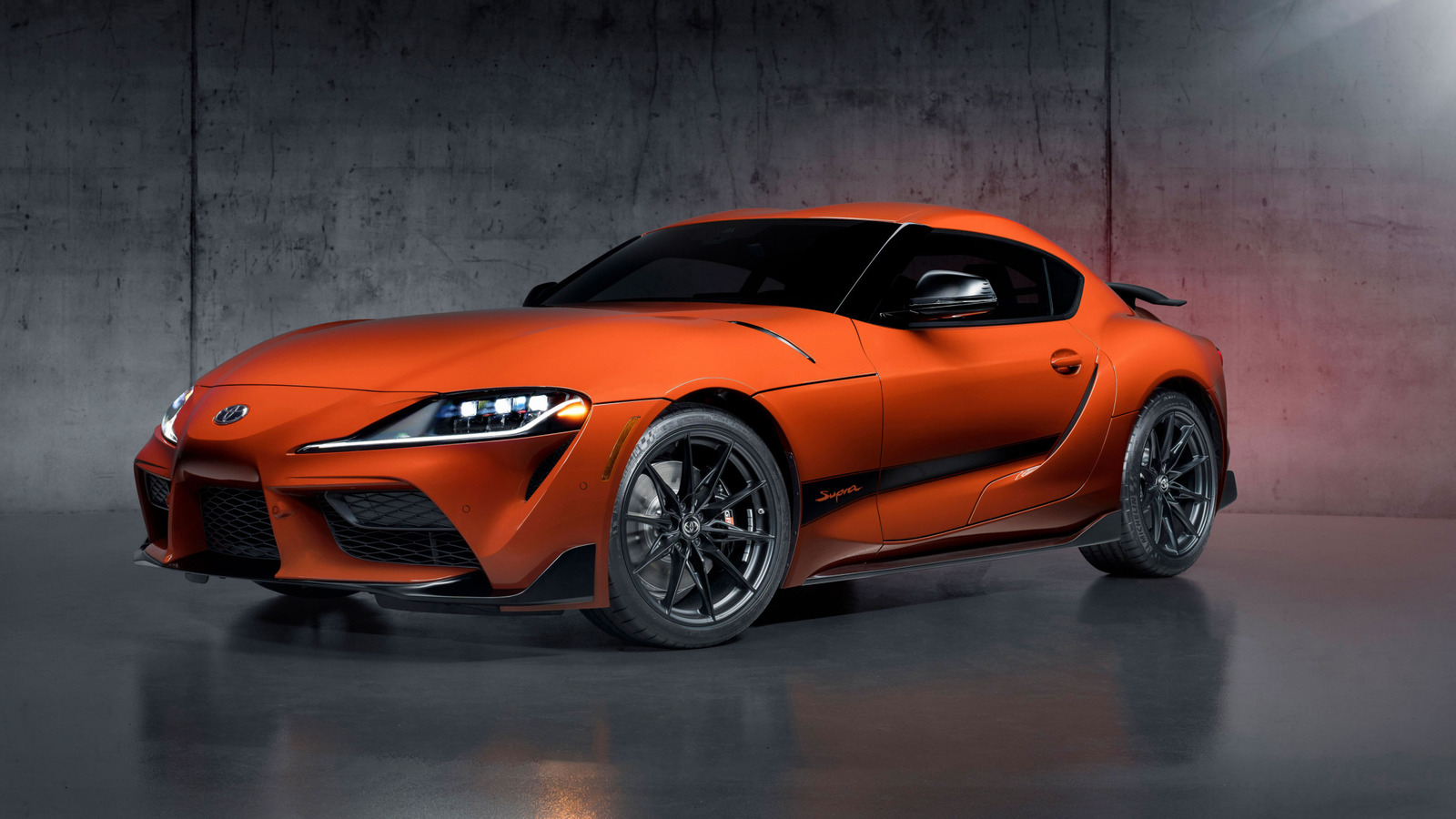 Nissan Z против Toyota GR Supra: какой спортивный автомобиль разгоняется до сотни быстрее?