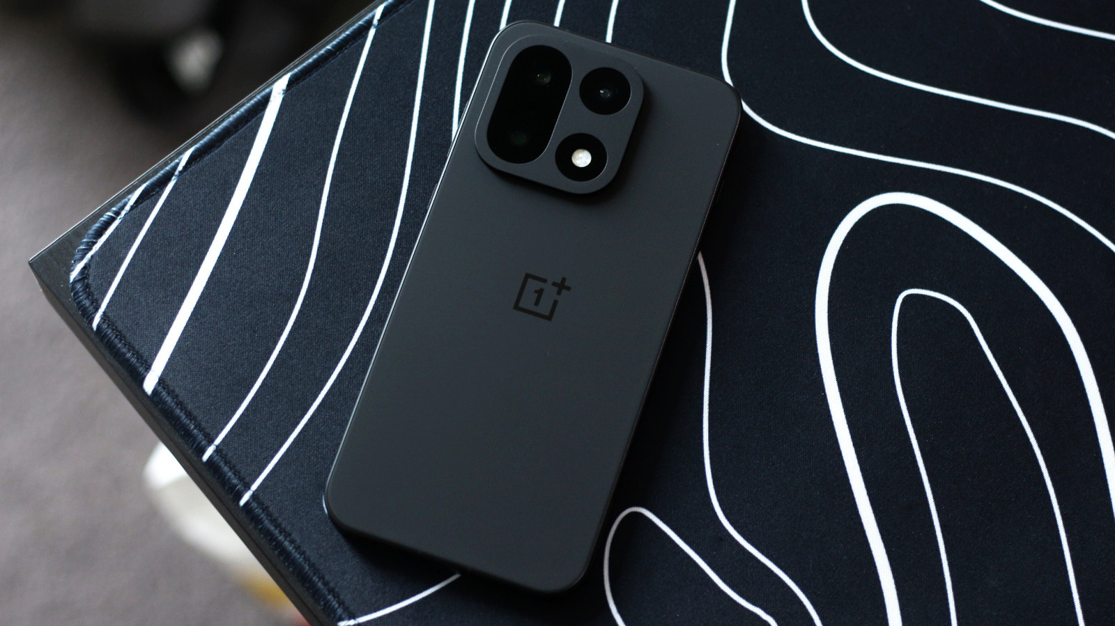 Google Pixel 10 против OnePlus 15: какой телефон обеспечивает лучшее время автономной работы?