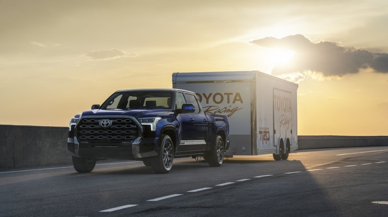 Toyota Tundra Platinum 2026 года выпуска с небольшим прицепом.