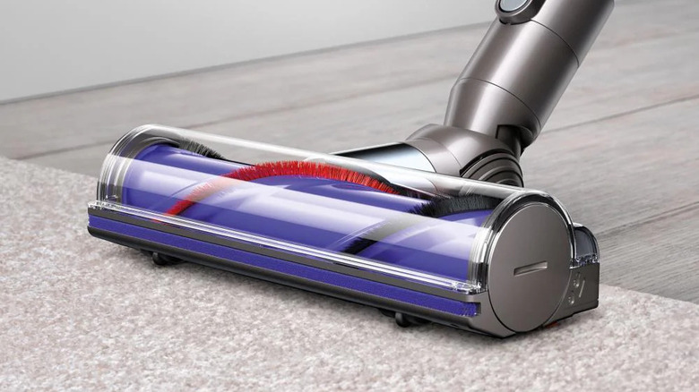 Крупным планом головка пылесоса Dyson V6