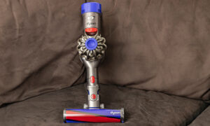 Dyson V8 против V6: в чем разница между этими пылесосами?