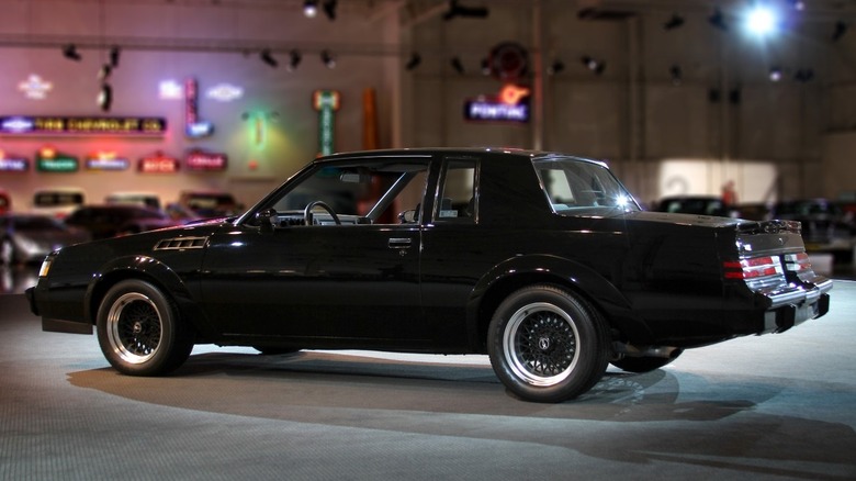 Buick GNX, вид сзади в 3/4 из коллекции GM Heritage Center