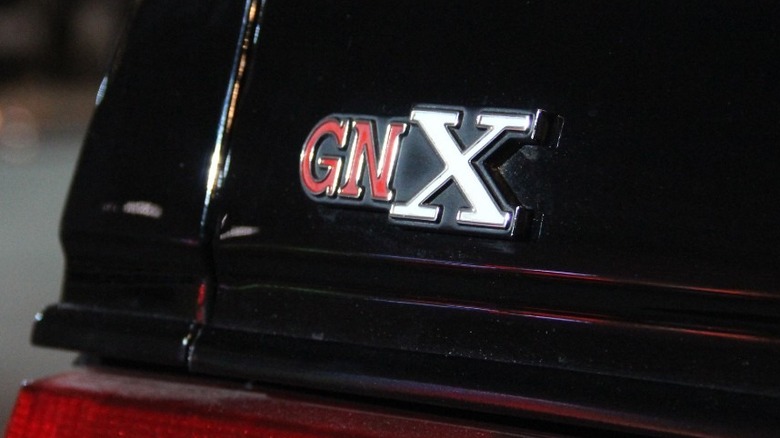 Крупный план значка GNX на задней части Buick GNX из коллекции GM Heritage Center.