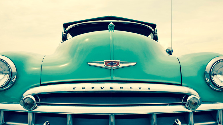 Крупным планом вид спереди Chevrolet Fleetline 1949-52 годов.