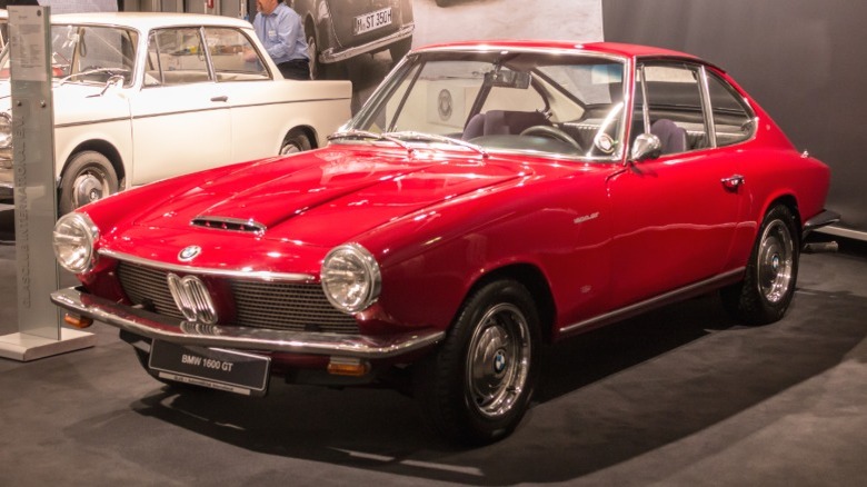 Красный BMW 1600 GT на выставке в помещении