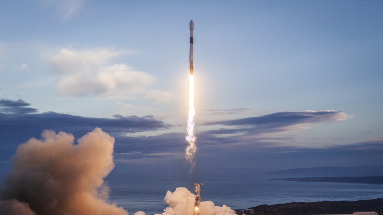 Ракета SpaceX выходит на орбиту