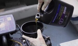 Что отличает судовое моторное масло от автомобильного масла?