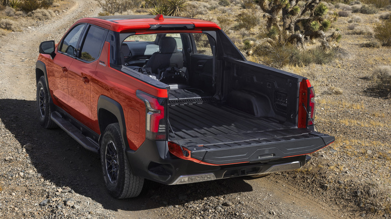 Chevy Silverado EV Trail Boss, вид сзади в 3/4 с опущенной средней дверью.