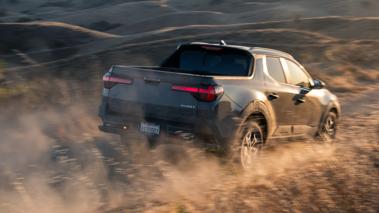 Вид сзади на Hyundai Santa Cruz XRT на горной тропе.