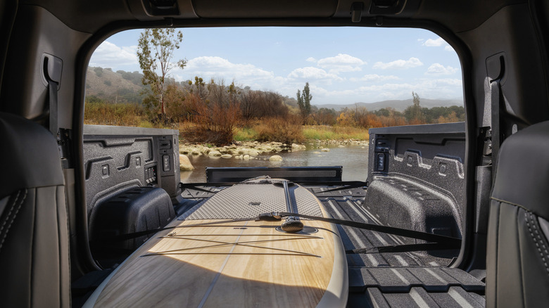 Вид изнутри кабины GMC Sierra EV через среднюю дверь.