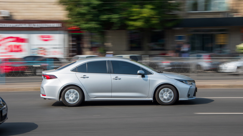 Toyota Corolla 2021 года едет по городской улице