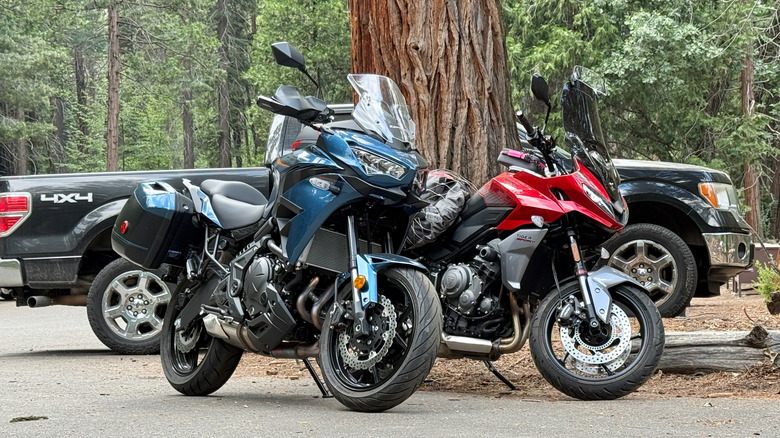 Kawasaki Versys 650 2026 года припаркован рядом с Triumph Tiger