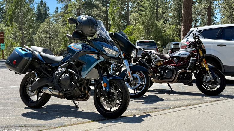 Kawasaki Versys 650 2026 года припаркован рядом с двумя другими мотоциклами