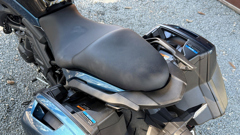 Сиденье водителя Kawasaki Versys 650 2026 года и жесткие задние чехлы