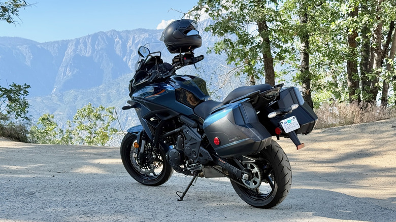 Kawasaki Versys 650 2026 года припаркован в национальном парке Кингс-Каньон