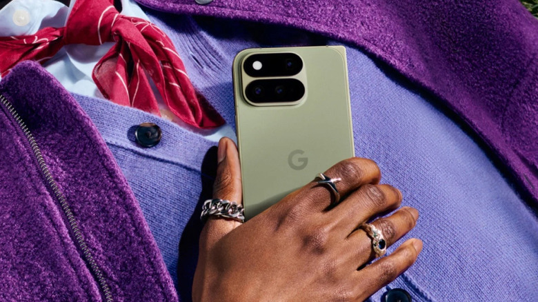 Человек, держащий Pixel 11 Pro Fold