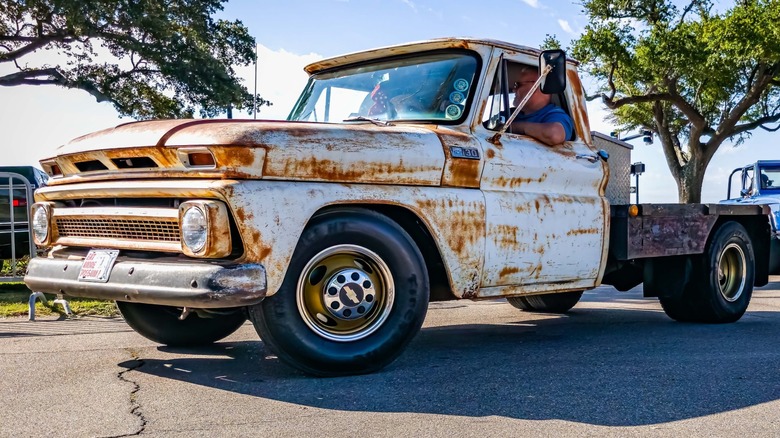 Бортовой автомобиль Chevy C30 середины 1960-х годов с рядным 6-цилиндровым двигателем объемом 292 кубических дюйма демонстрирует значительную патину.