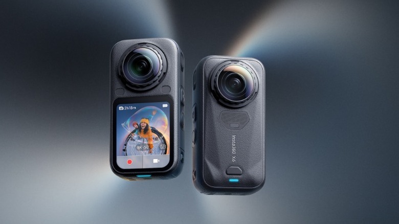Экшн-камера Insta360 X6 спереди и сзади на сером фоне